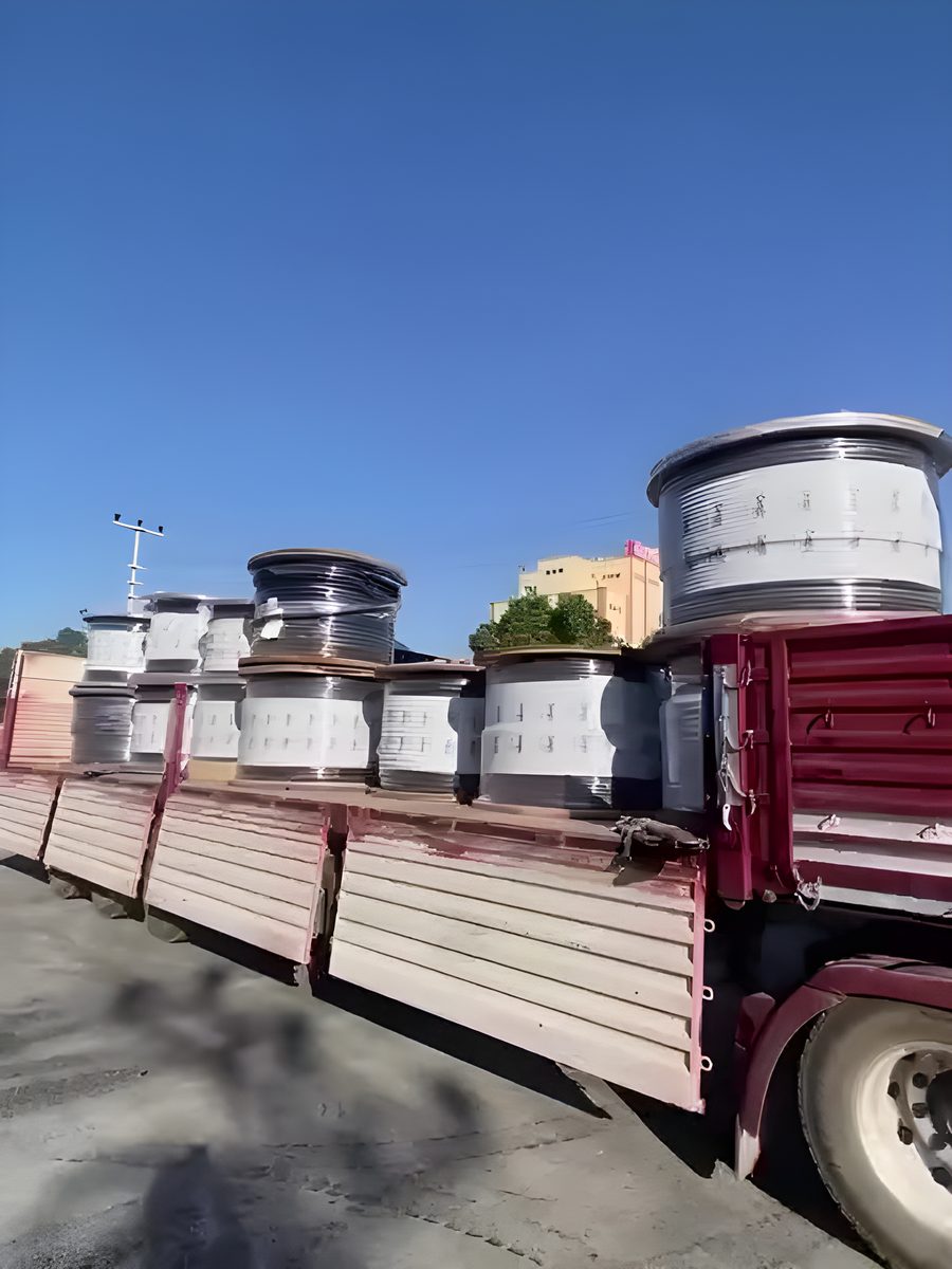 Yüklemesi tamamlanan tır